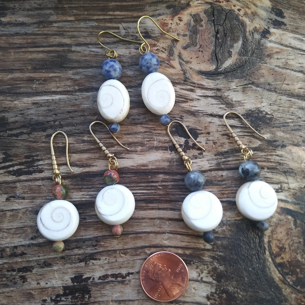 Sweet Opercule Shell Earrings with Sodalite - Picture 3 of 3